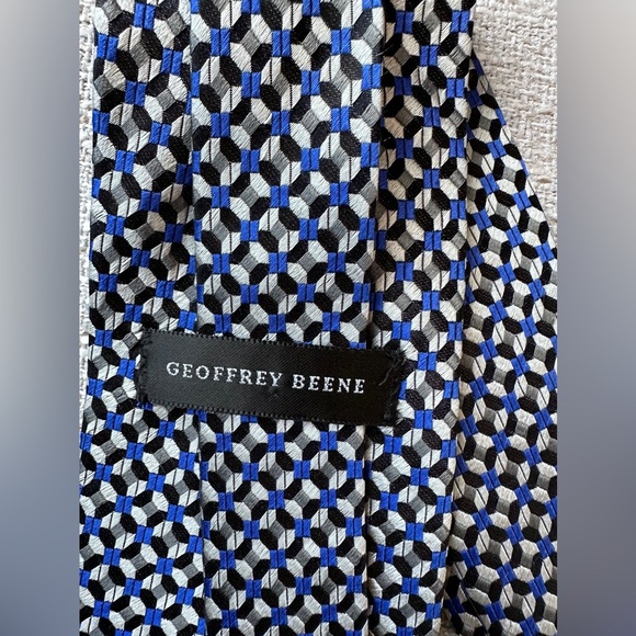 🖤 Geoffrey Beene tie color: blue,black,gray, excellent condition. - Picture 2 of 4